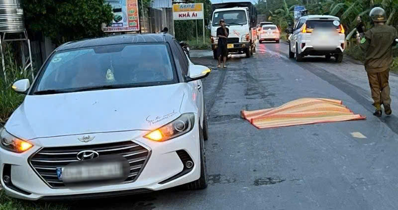 Công an khám nghiệm hiện trường vụ nghi phạm dùng búa tấn công phụ nữ rồi lao vào xe tải tại Vĩnh Long. Ảnh: Công an cung cấp