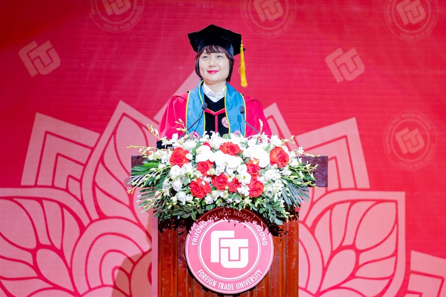 PGS.TS Pham Thu Huong - Hieu truong Truong Dai hoc Ngoai Thuong phat bieu tai le tot nghiep