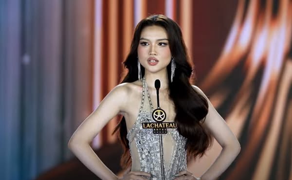 Thi sinh Nguyen Thi Thu Ngan trong phan thi ung xu. Anh: Sen Vang