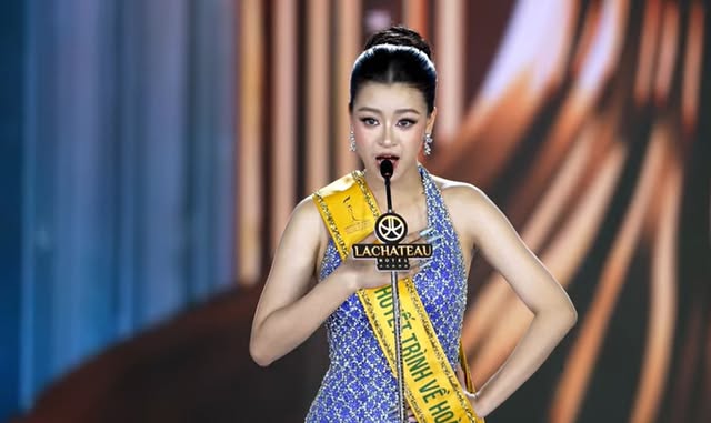 Thi sinh La Ngoc Phuong Anh trong phan thi ung xu. Anh: Sen Vang