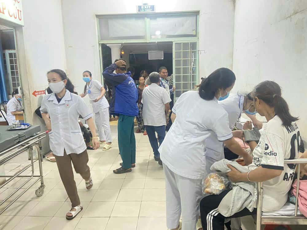 The food poisoning incident after a housewarming party in Ia Hiao commune caused 151 people to be hospitalized. Photo: Quang Pham