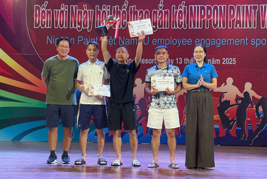 Lanh dao Lien doan Lao dong tinh Phu Tho va Ban Giam doc trao cac giai thuong cho doan vien, nguoi lao dong. Anh: An Vi