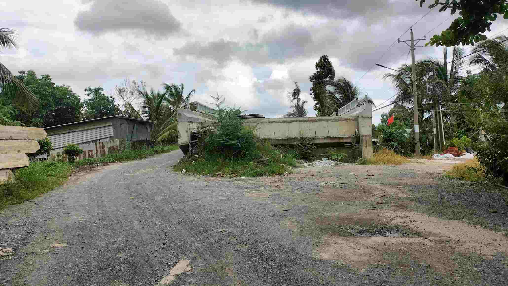 Du an duong Ninh Quoi - Ngan Dua, xa Hong Dan, tinh Ca Mau lam mai khong xong du khong thieu von. Anh: Nhat Ho