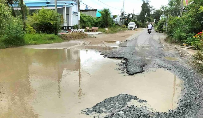 The Ninh Quoi - Ngan Dua road project, now Hong Dan, Ca Mau, is slow to disburse, the road is muddy. Photo: Nhat Ho