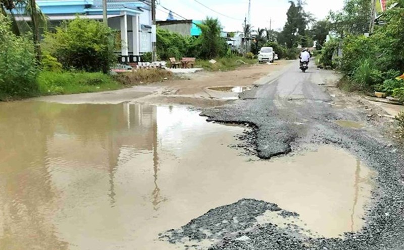The Ninh Quoi - Ngan Dua road project, now Hong Dan, Ca Mau, is slow to disburse, the road is muddy. Photo: Nhat Ho