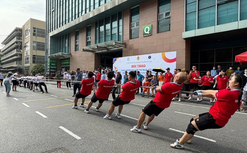 One of the 3 sports competed at the sports festival is tug of war. Photo: Que Chi
