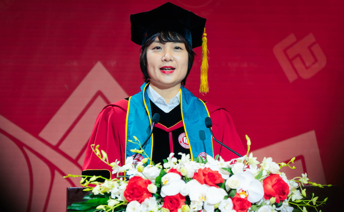 PGS.TS Pham Thu Huong - Hieu truong Truong Dai hoc Ngoai Thuong bieu duong nhung thanh tich hoc tap, ren luyen cua tat ca sinh vien duoc trao bang tot nghiep dot nay.