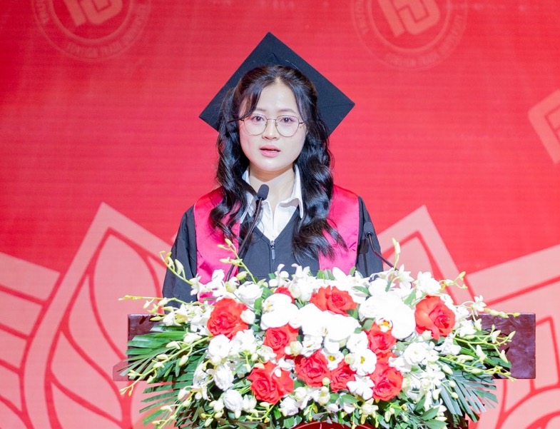 Em Nguyen Thi Kim Oanh - Lop Anh 01 JIB - K60 Vien Phat trien Nguon Nhan luc Viet Nam - Nhat Ban (Vien VJCC), Thu khoa tot nghiep chuong trinh Cu nhan Kinh doanh quoc te theo mo hinh tien tien Nhat Ban, dong thoi la Sinh vien tot nghiep tieu bieu toan khoa K60, voi diem GPA 3,96/4.0. Kim Oanh bay to, khoanh khac hom nay khep lai bon nam thanh xuan, nhung cung mo ra canh cua cho mot hanh trinh moi – rong hon, nhieu co hoi hon, cung nhieu thach thuc hon. 