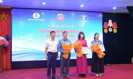 Bà Nguyễn Thị Đào - Chủ tịch Công đoàn Tổng Công ty May 10 (thứ hai, từ phải sang) - đại diện nhận khen thưởng Tập thể điển hình tiên tiến trong thi đua giai đoạn 2020-2025. Ảnh: Thu Mai