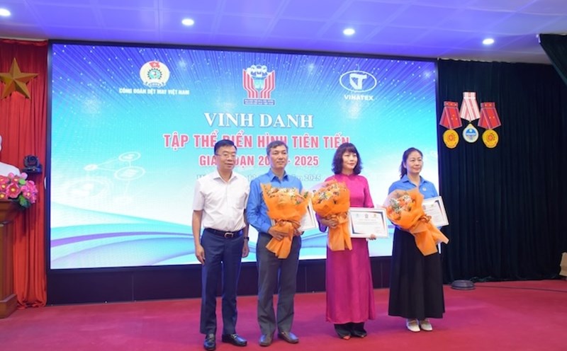 Ms. Nguyen Thi Dao - Chairwoman of the Trade Union of Garment Corporation 10 (second from right) - representative to receive the Commendation of the typical advanced collective in the emulation period of 2020-2025. Photo: Thu Mai