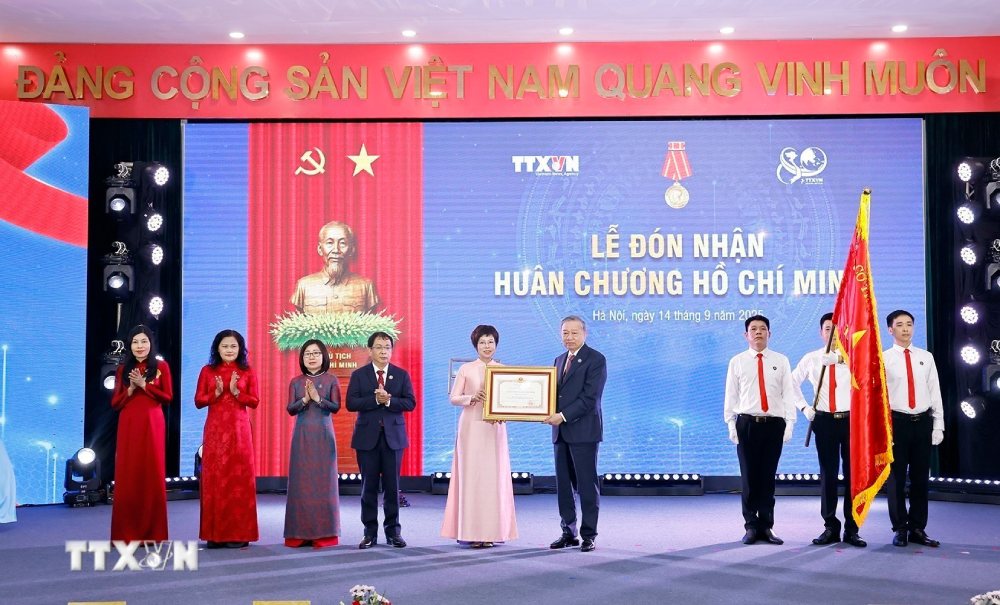 Tong Bi thu To Lam trao Huan chuong Ho Chi Minh lan thu ba cho Thong tan xa Viet Nam. Anh: TTXVN 