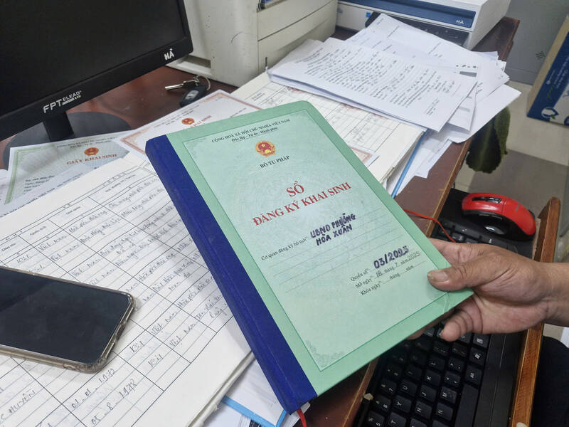 Hoa Xuan Ward (Da Nang) has seen a sharp increase in the number of birth certificate applications, many officials have to rush to handle them after the merger of administrative units. Photo: Thu Giang