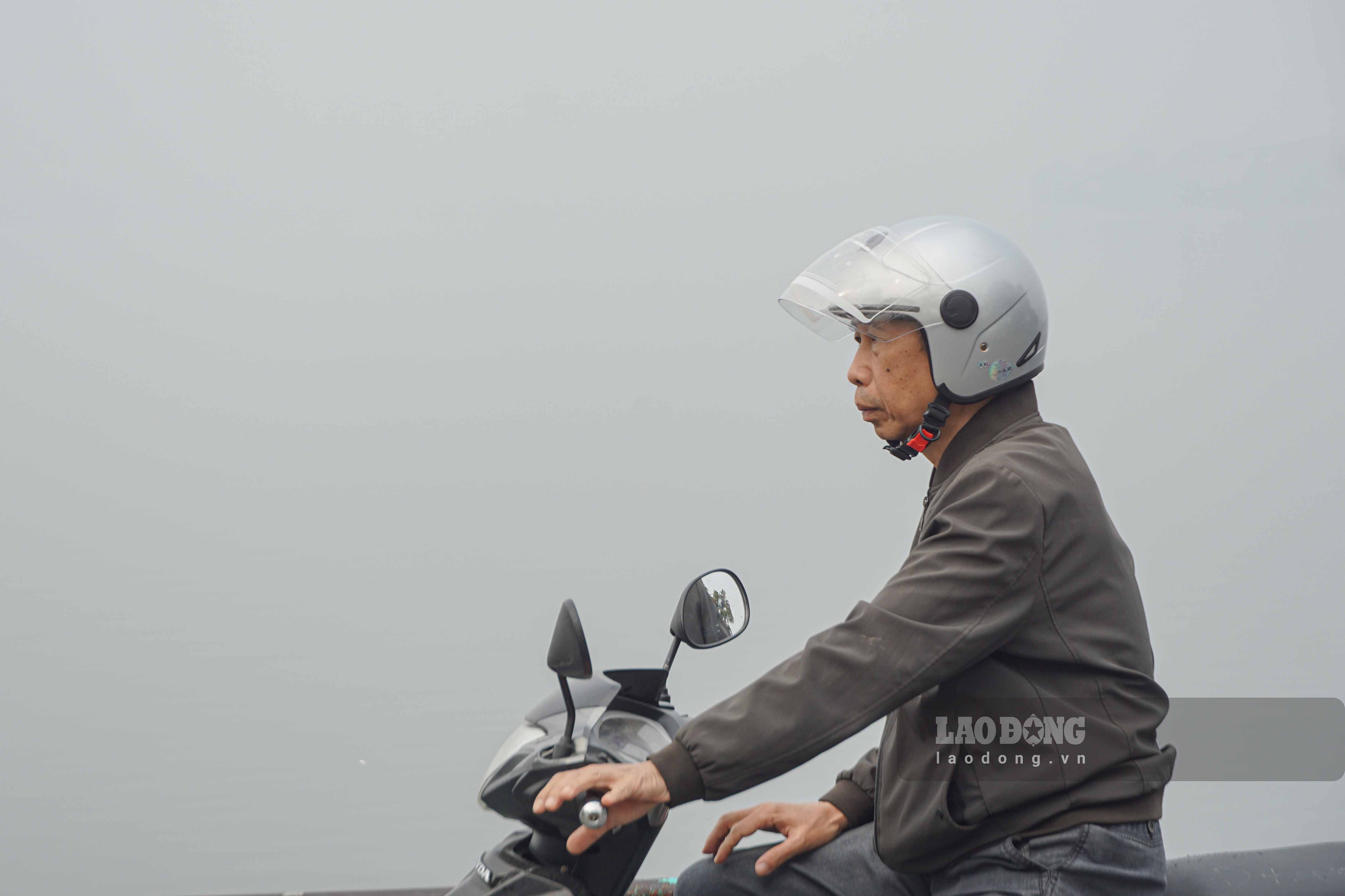 Mat nuoc ho Tay gan nhu “bien mat“, an hien trong lop khong khi duc ngau. Anh: Tung Giang
