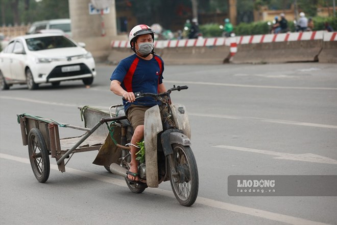 Xe cu nat chay tren duong pho Ha Noi. Anh: Hai Nguyen
