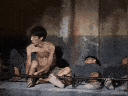 Behind-the-scenes footage of the movie "Autumn transcending the ocean" in the scene of a concentration camp Prisoner. Photo: Taken from video