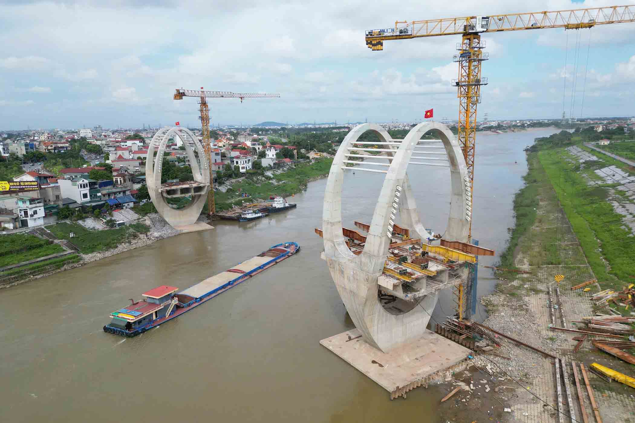 Cau duong bo dai 382m, ket hop day vang, rong 18,5m, tinh khong duoi cau 4,75m. Duong dan dai 318m, van toc thiet ke 80km/h, 6 lan xe co gioi, 2 lan xe hon hop, giai doan phan ky truoc mat quy mo 4 lan xe co gioi. Anh: Chanh Tien 