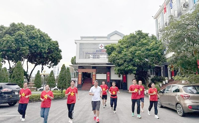 Officials and employees participating in the UPRACE PCCB Run 2025 launched by the Cao Bang Power Company Trade Union. Photo: Hoang Yen