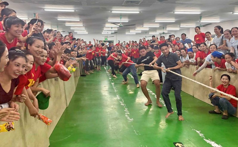 A large number of workers of the Sakurai Vietnam Company Trade Union participated in the exciting tug of war. Photo: Thanh Hoa Trade Union