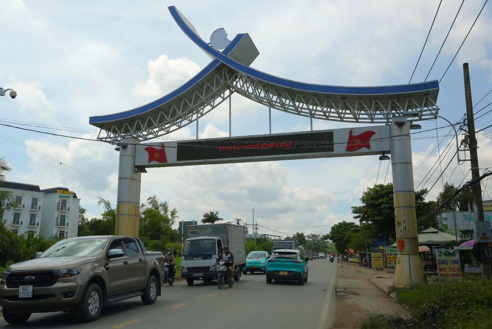 quoc lo 50 doan dang mo rong truoc day chi rong 7-8m, thuong xuyen un tac do luu luong xe lon. 