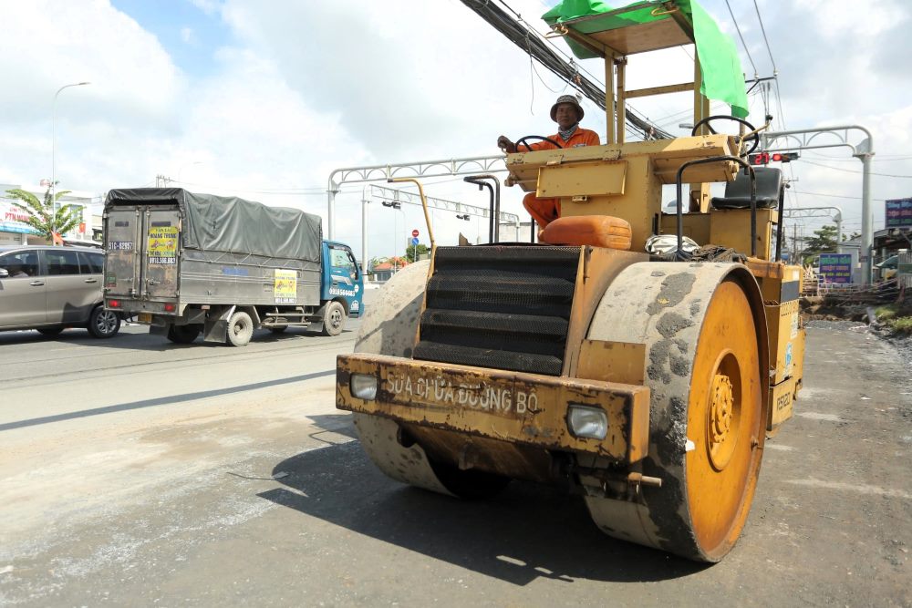 May moc lam viec lien tuc tren cong truong Quoc lo 50 de kip tien do. Ảnh: Anh Tu