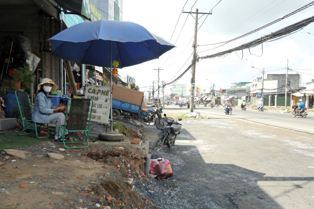Ba Dao Thi The (40 tuoi, kinh doanh ven tuyen) cho hay: “Sau giai toa, nen duong thap hon nha dan tu 0,5 den hon 1 m, di lai kha kho khan. Toi mong du an som nang cao mat duong de viec buon ban va sinh hoat on dinh tro lai”.