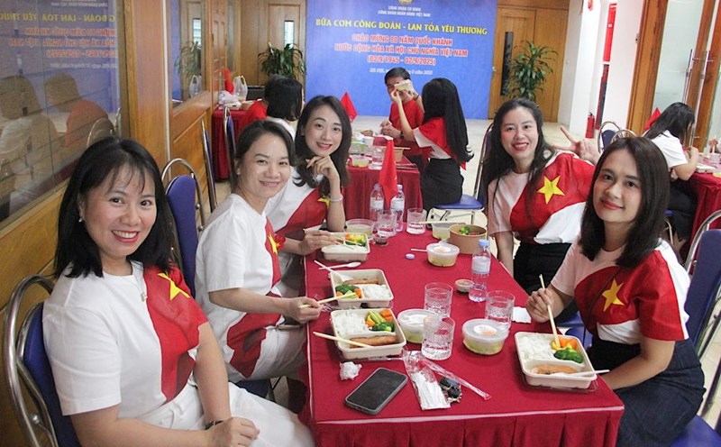 The Trade Union of the Vietnam Bank Trade Union organizes a Trade Union Meal for union members and workers. Photo: Trieu Tra
