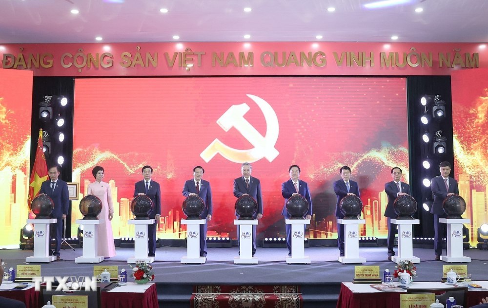 ラムと代表の書記長と代表者は、党のXIV国民会議の情報ページを開くために式典を行います。写真：VNA