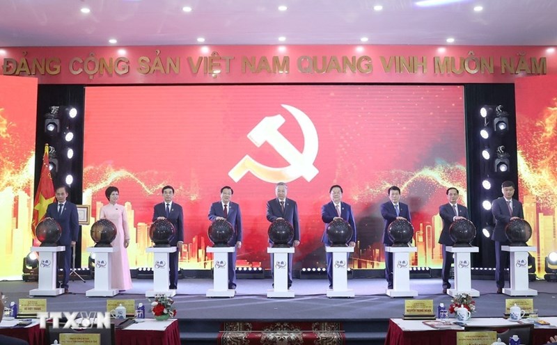 General Secretary To Lam and delegates performed the opening ceremony of the information page of the 14th National Congress of the Party. Photo: VNA