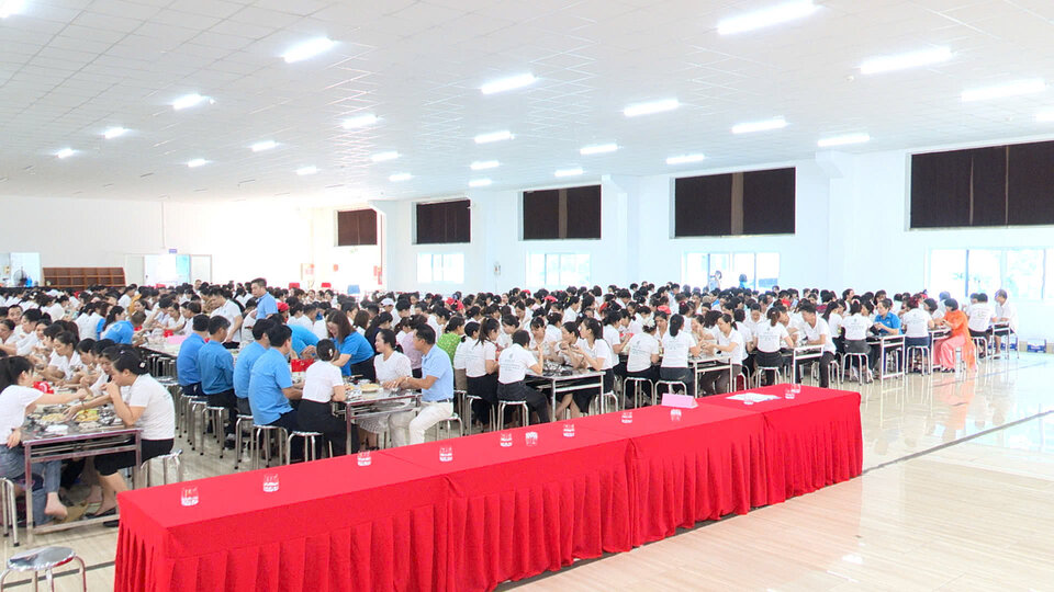 Cong doan phuong Kinh Mon phoi hop voi Cong doan Cong ty TNHH Nam Lee International to chuc chuong trinh “Bua com cong doan”. Anh: Cong TTDT phuong Kinh Mon