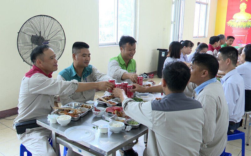 Workers of Phuc Son Cement Company enjoy meals in the "Union Meal" program. Photo: Kinh Mon Ward Portal