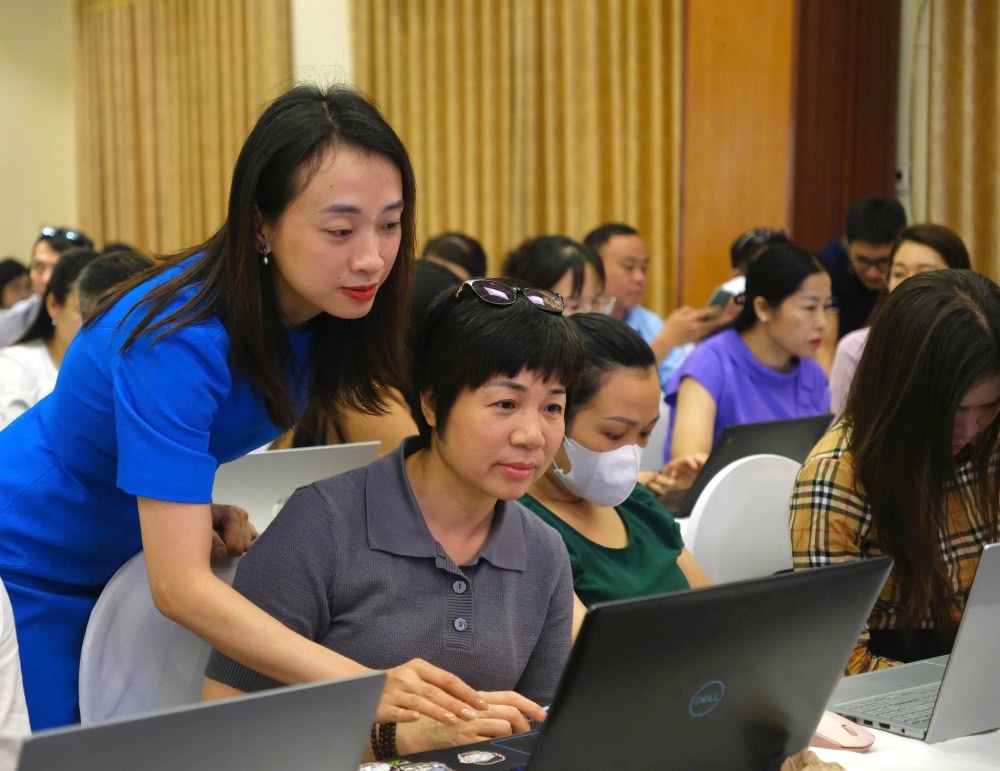 베트남 은행 노동조합 간부 및 조합원들이 홍보 업무에 기술 응용을 강화하기 위한 교육을 받고 있습니다. 사진: 찌에우 짜