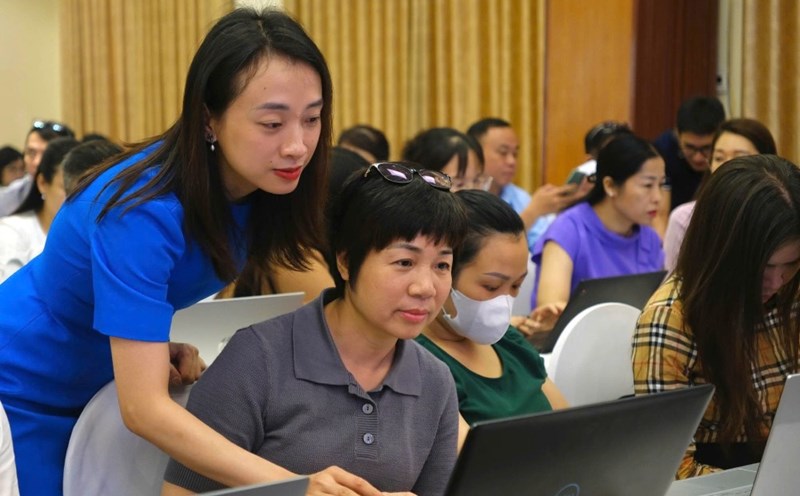 Officials and union members of the Vietnam Bank Trade Union were trained to promote the application of technology in communication work. Photo: Trieu Tra