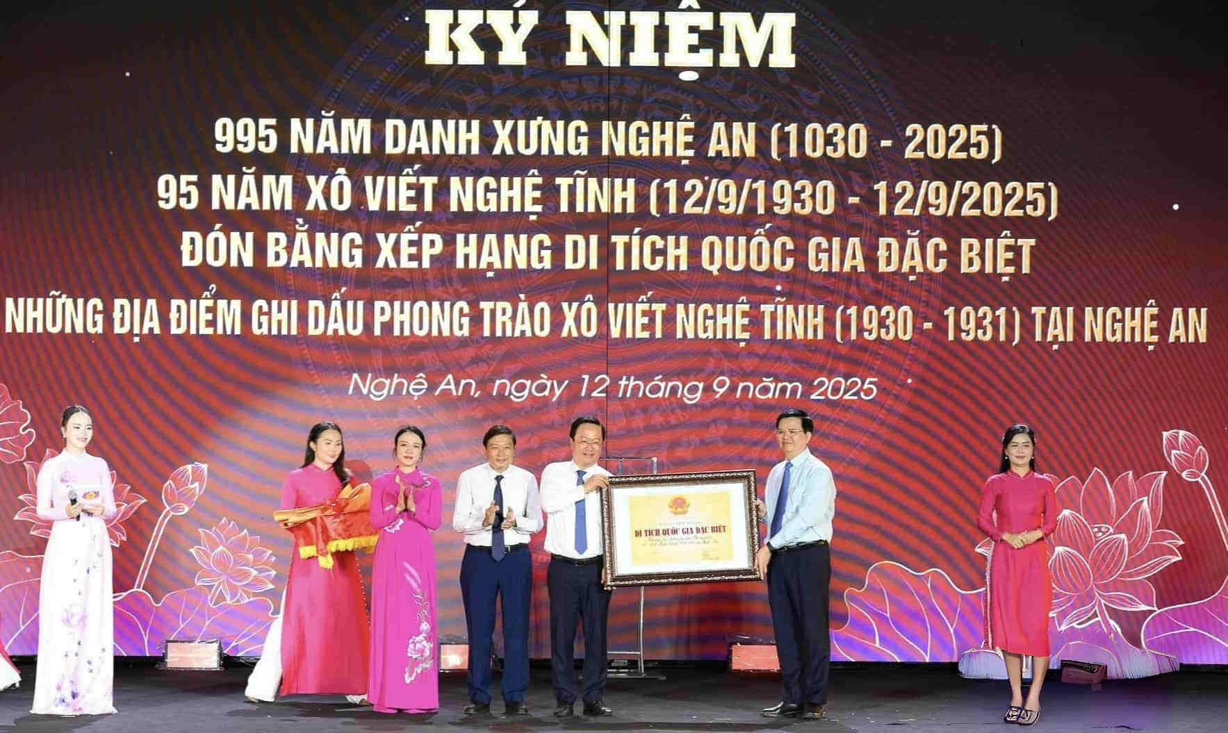 Pho Thu tuong Chinh phu Mai Van Chinh trao Bang xep hang di tich quoc gia dac biet “Nhung dia diem ghi dau Phong trao Xo viet Nghe Tinh (1930-1931) tai Nghe An” cho lanh dao tinh Nghe An. Anh: Thanh Cuong