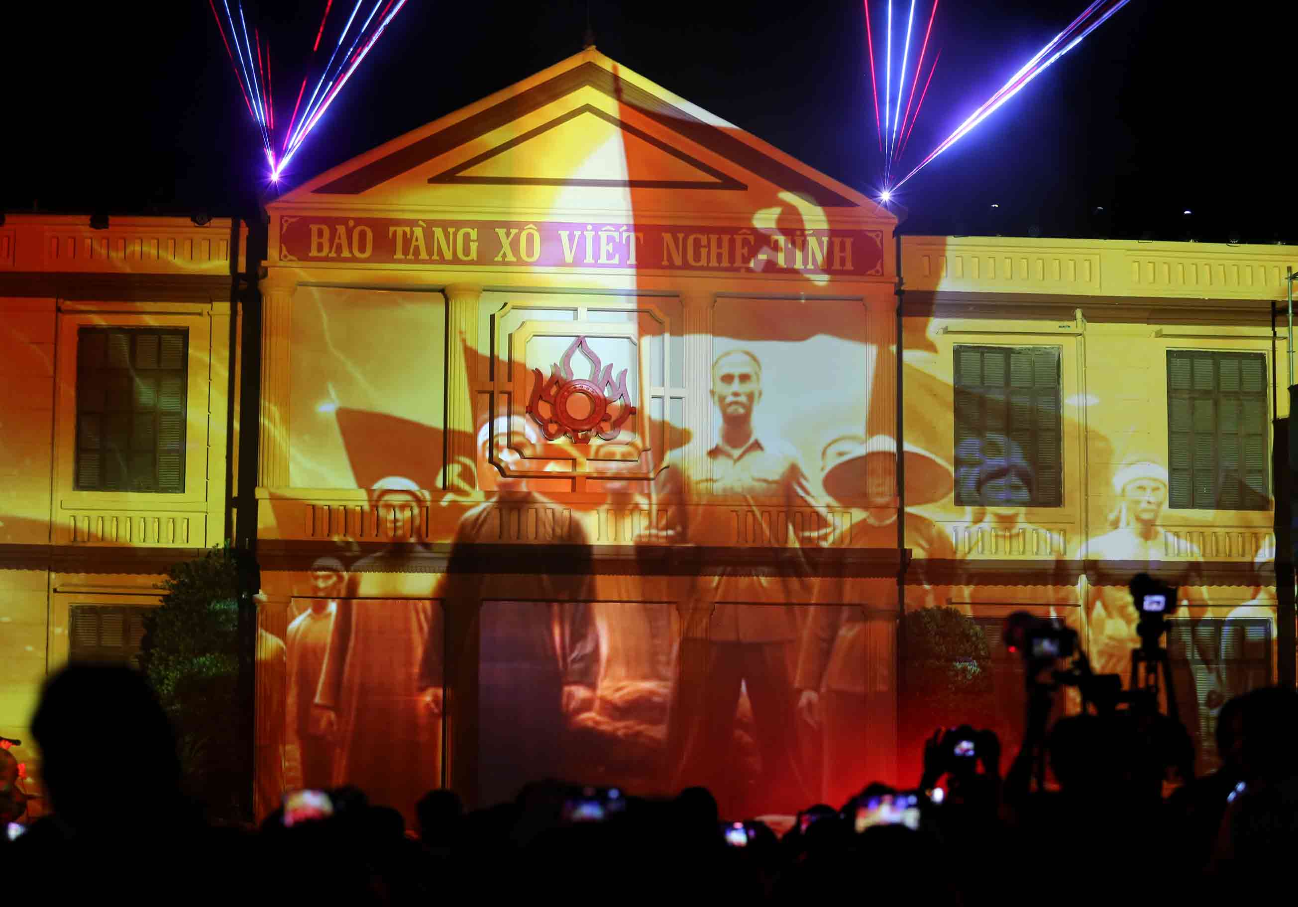 The 3D Mapping performance combined music art and laser light recreated the Soviet style of 1930-1911. Photo: Duy Chuong