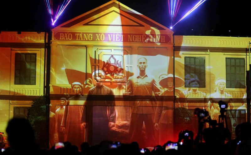 The 3D Mapping performance combined music art and laser light recreated the Soviet style of 1930-1911. Photo: Duy Chuong