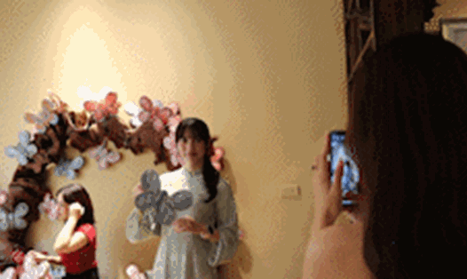 Triển lãm lồng đèn giấy dó, níu chân người trẻ tìm về giá trị xưa. Ảnh: Mỹ Linh