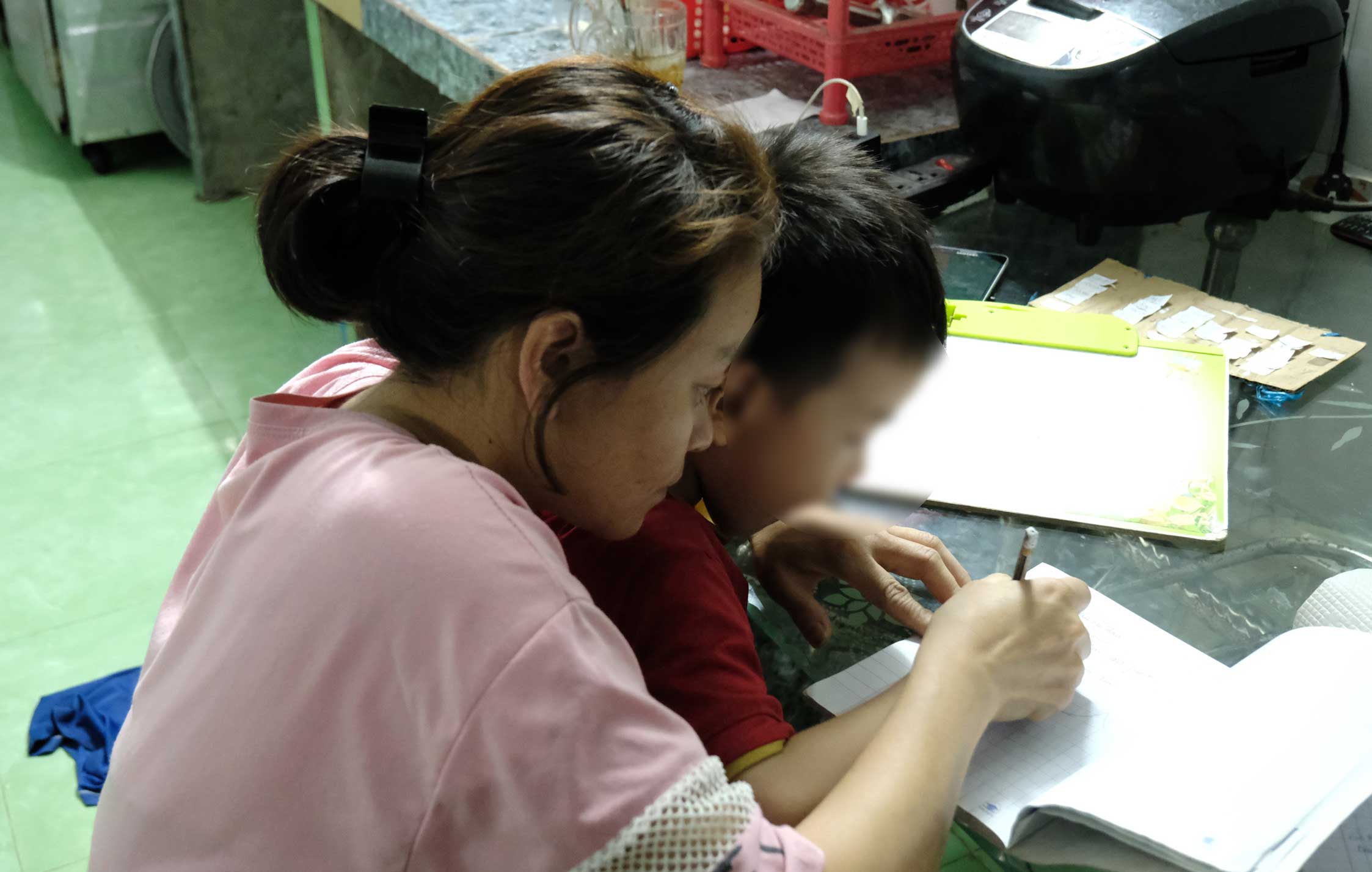 Chi Huyen kem con trai hoc bai sau khi tan lam ve nha. Anh: My Ly