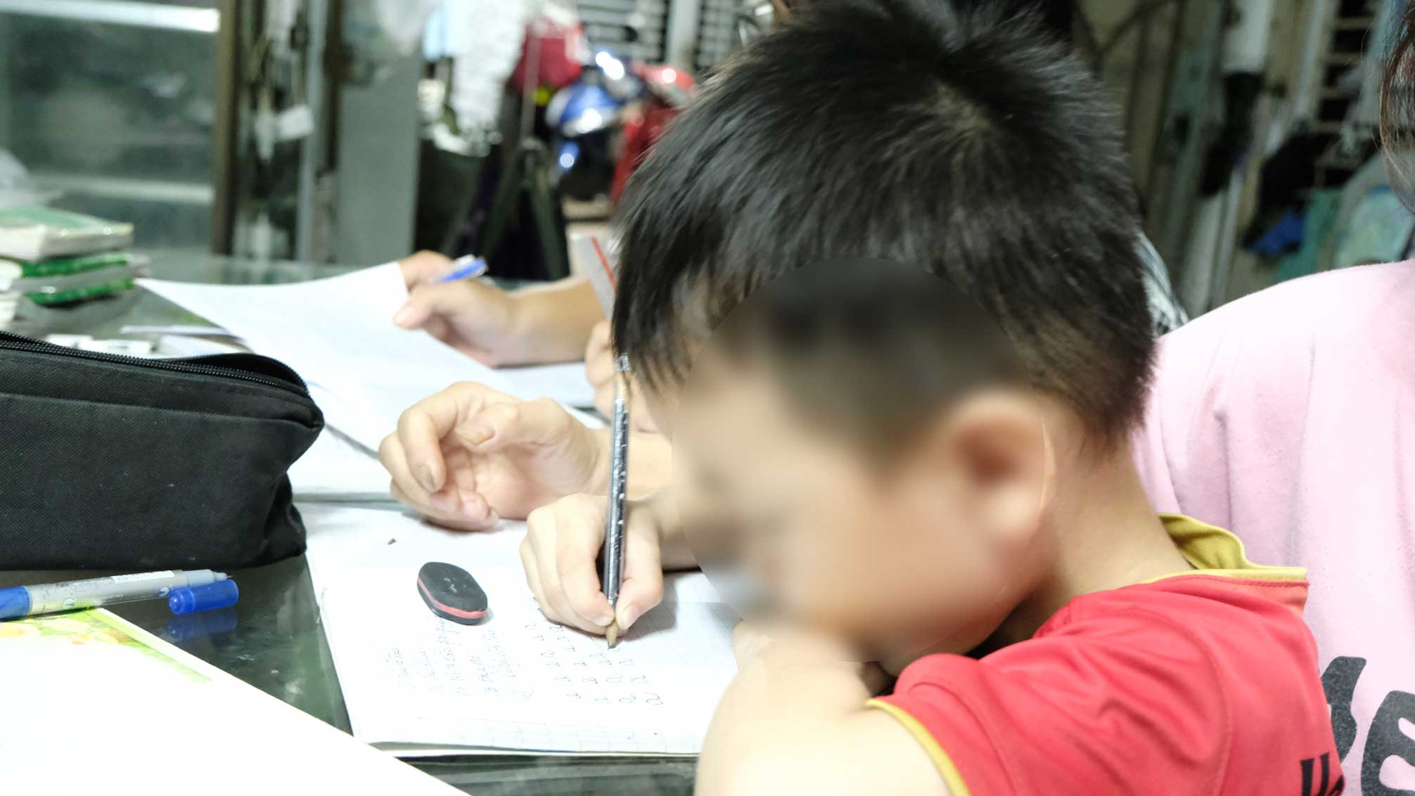 Mien hoc phi la niem vui lon voi nhung gia dinh cong nhan, lao dong tu do co con em dang tuoi den lop. Anh: My Ly