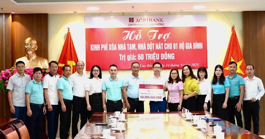 Recepcion de fondos para apoyar la eliminacion de viviendas temporales y destartaladas donados por Agribank Bank Chi nhanh Bac Hai Phong. Foto: Kim Dung