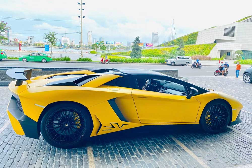 ランボルギーニアヴェンタドールSVロードスターは、ベトナムでめったに再輸出されません。写真：Nguyen Quy Lam