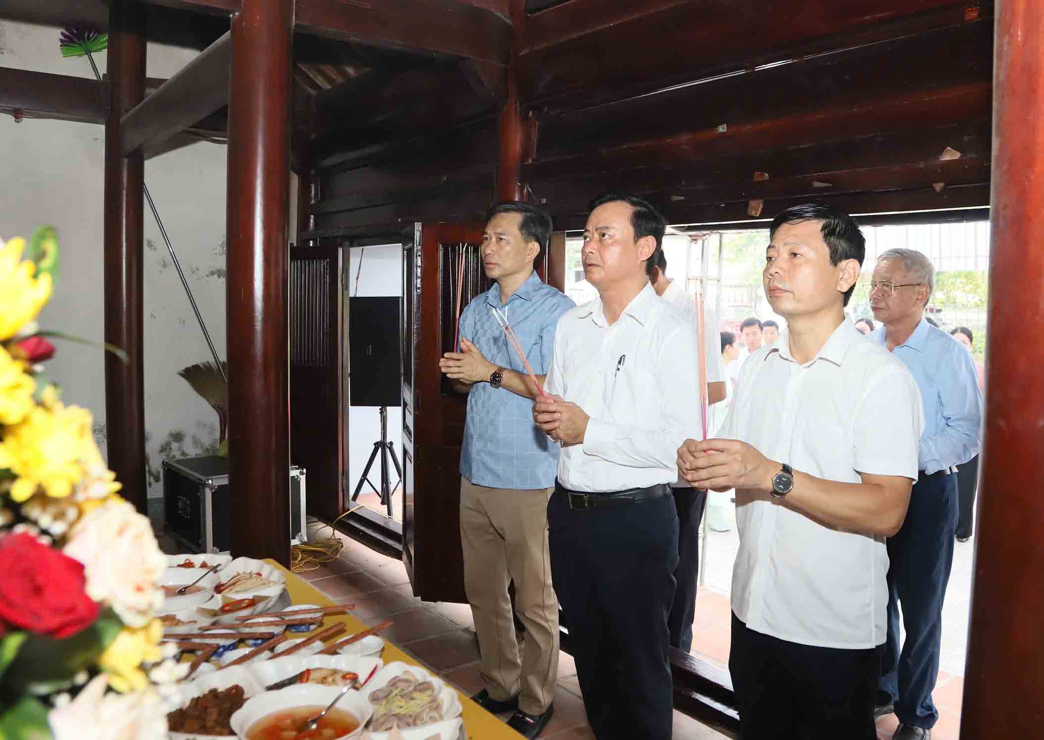 Delegates offer incense at the 94th death anniversary of the late General Secretary Tran Phu. Photo: Quang Tuan.