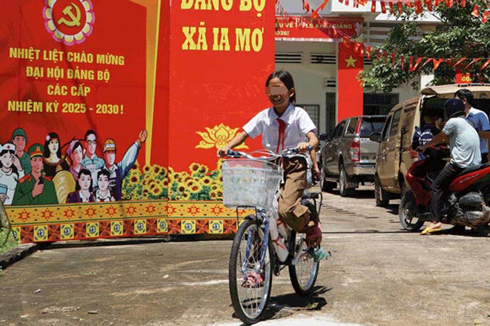 Students in Ia Mo border commune are excited to ride in front of new bicycles. Photo: Thanh Tuan