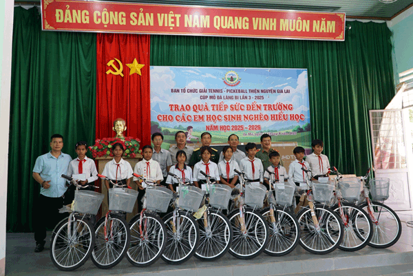 Trao qua cho cac em hoc sinh ngheo, hoan canh kho khan. Anh: Thanh Tuan 