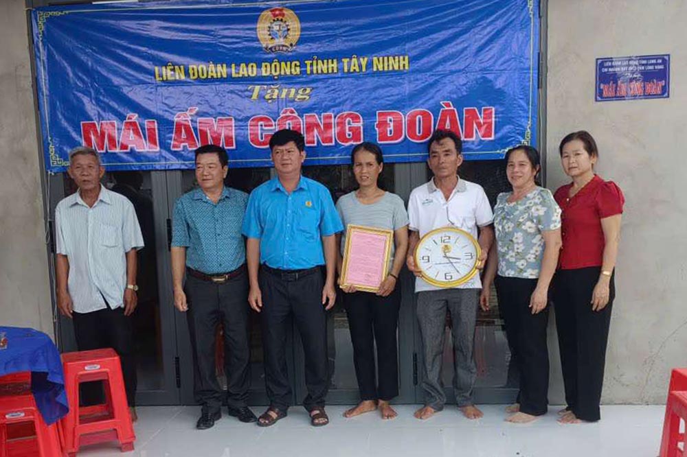 Tay Ninh 지방 노동 연맹 위원장 Tran Le Duy가 Lam Thi My Hanh 씨에게 Gande 노동 조합의 따뜻한 집을 수여합니다. 사진: Tay Ninh 지방 노동 연맹