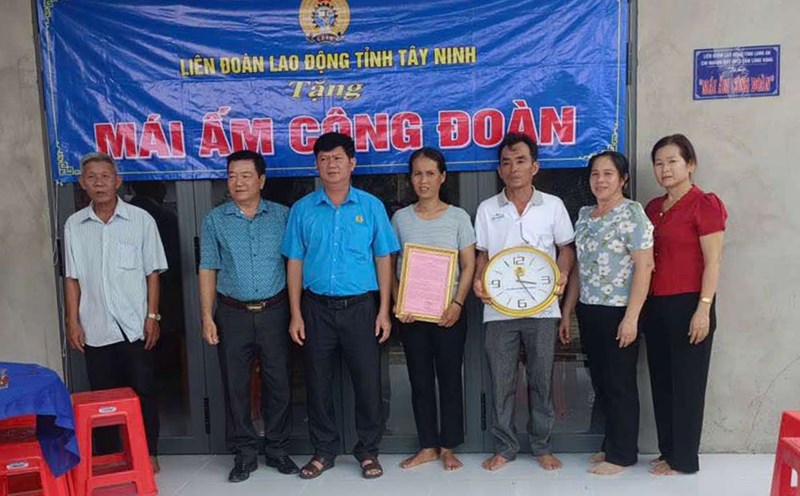 Chairman of Tay Ninh Provincial Labor Federation Tran Le Duy presented the "Union Shelter" to Ms. Lam Thi My Hanh. Photo: Tay Ninh Provincial Federation of Labor