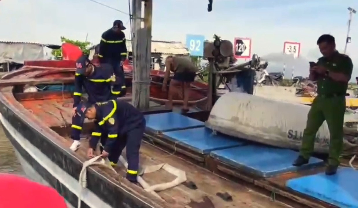 The authorities approached the scene and rescued the fishing boat in distress. Photo: Provided by the police