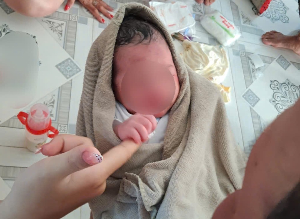 少年は一時的にホー氏の家族によって世話をされました。写真：私のトゥアンコミューン警察