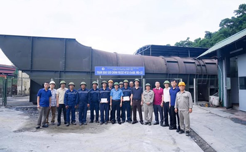The Ha Long Coal Company's Trade Union organized a collective reward for workers in the two workshops who completed the fan project early. Photo: Ha Long Coal Company