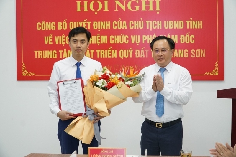 Pho Chu tich UBND tinh Lang Son trao quyet dinh bo nhiem va tang hoa chuc mung tan Pho Giam doc Trung tam Phat trien quy dat tinh. Anh: Cat Tien 