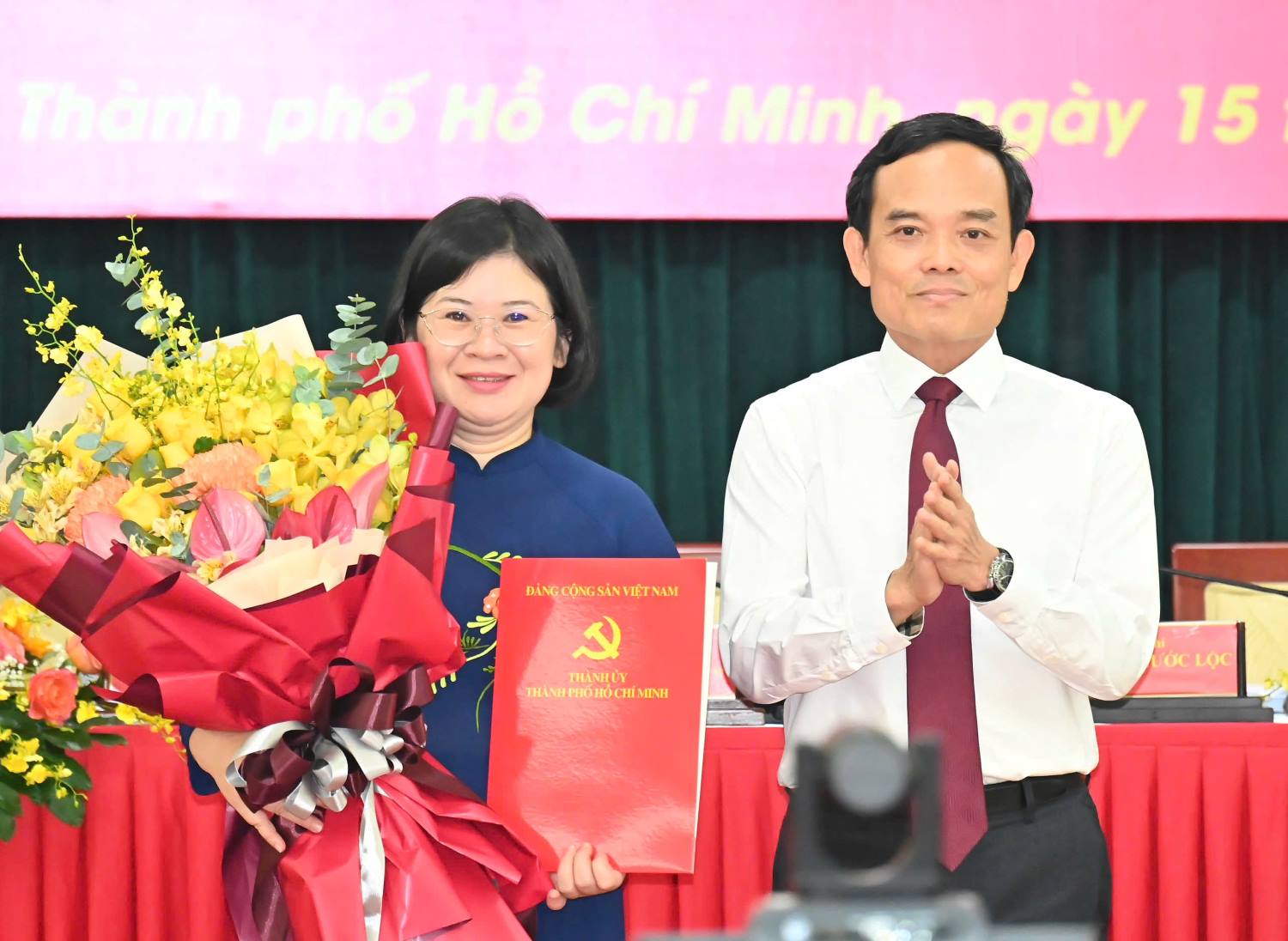 Bi thu Thanh uy TPHCM Tran Luu Quang trao quyet dinh cho ba Van Thi Bach Tuyet. Anh: Viet Dung 